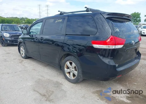 2013 Toyota Sienna Le V6 8 Passenger z USA, uszkodzony, nr VIN 5TDKK3DC3DS392029